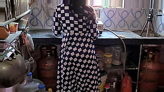 Deshi bhabhi ko devar ne kitchen me leker choda.