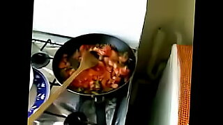 Desi bhabhi sucking while cooking