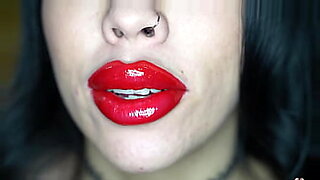 Bimbo Lips Blowjob