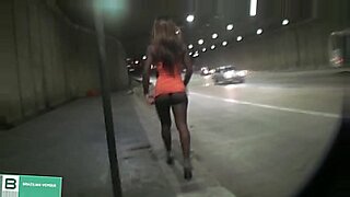 Morena levantando o vestido em público no meio do transito da cidade.  Video completo no Red.