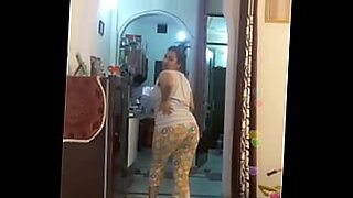 Hot desi Indian bhabi shaking her sexy ass & boobs on Bigo Live...6.