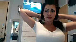 Briana Lee is a natural beauty and she performs solo in this webcam show.