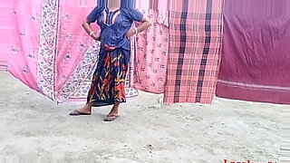 Amateur video of a Bengali village wife and her lover’s raw doggy style sex outdoors.