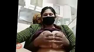 Big boobed Indian bhabhi in hot scenes in xvideos video.