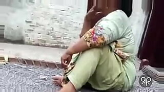 Desi Hot Pakistani Aunty Smoking