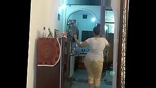 Hot Indian bhabi shakes her ass.