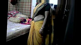 Desi Tamil married aunty exposing navel in saree with audio.